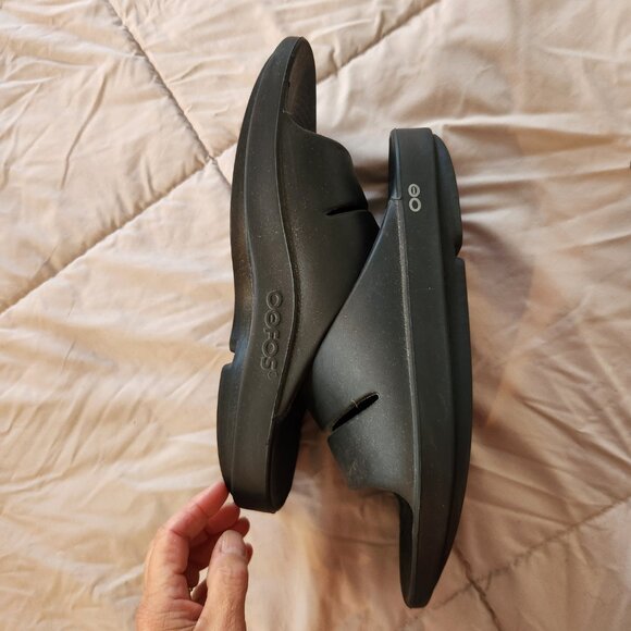 OOFOS Black Men's Sandals - Picture 3 of 5